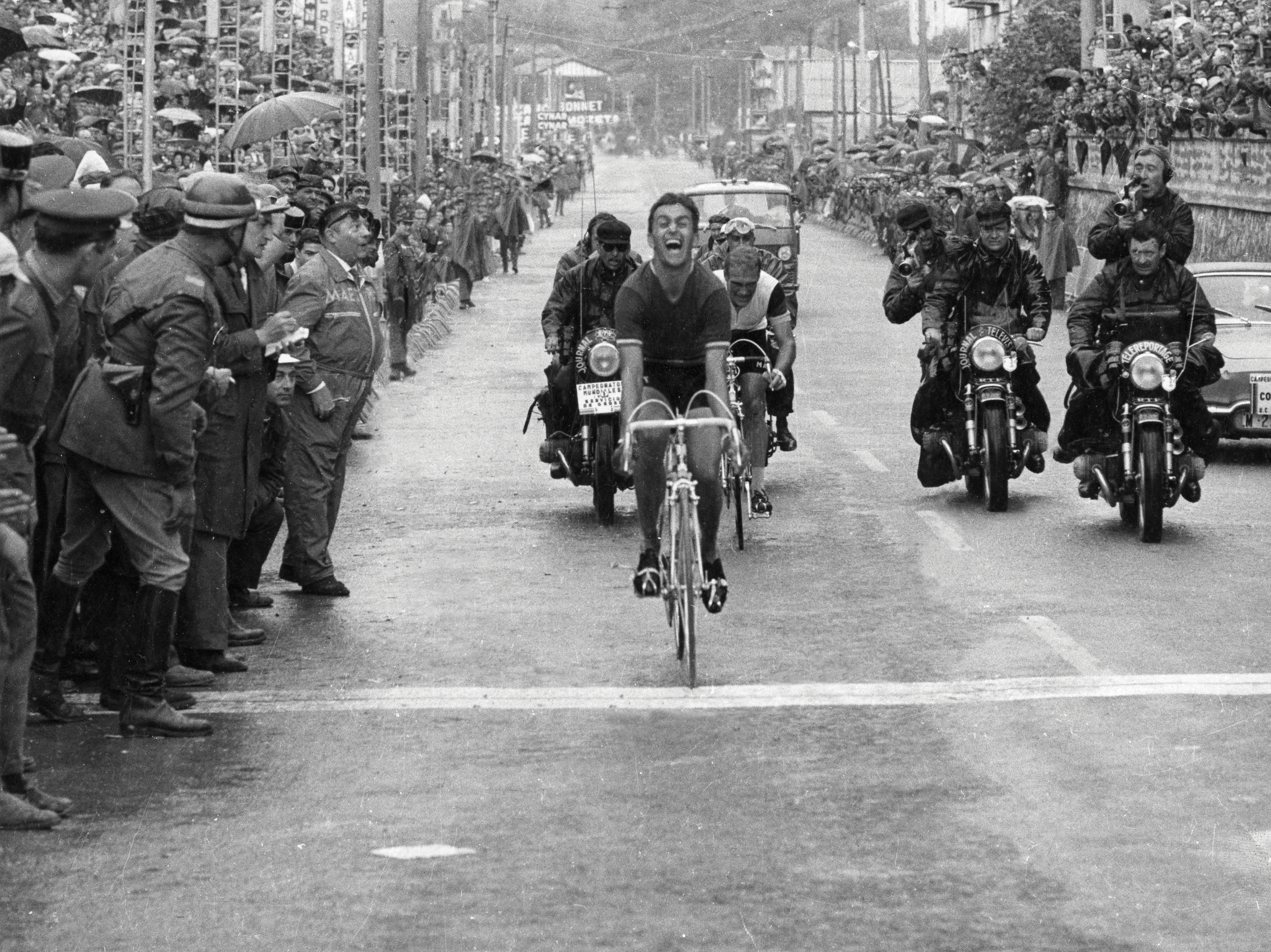 04 Tom Simpson Finish Worlds Credit Cycling Legends Media
